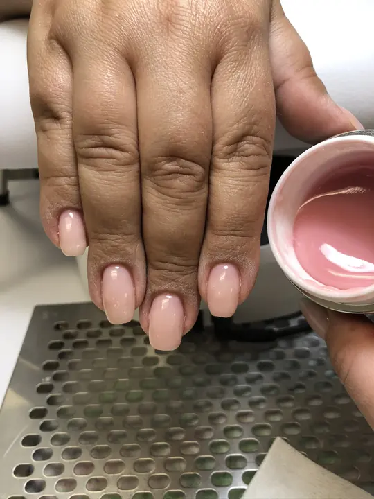 Natural-looking hard gel structure on short nails