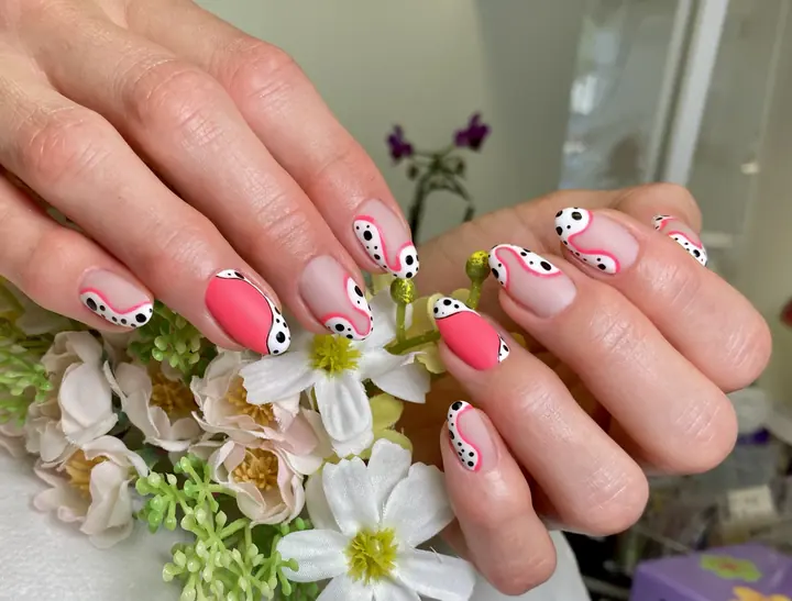 Coral manicure with daisy nail art